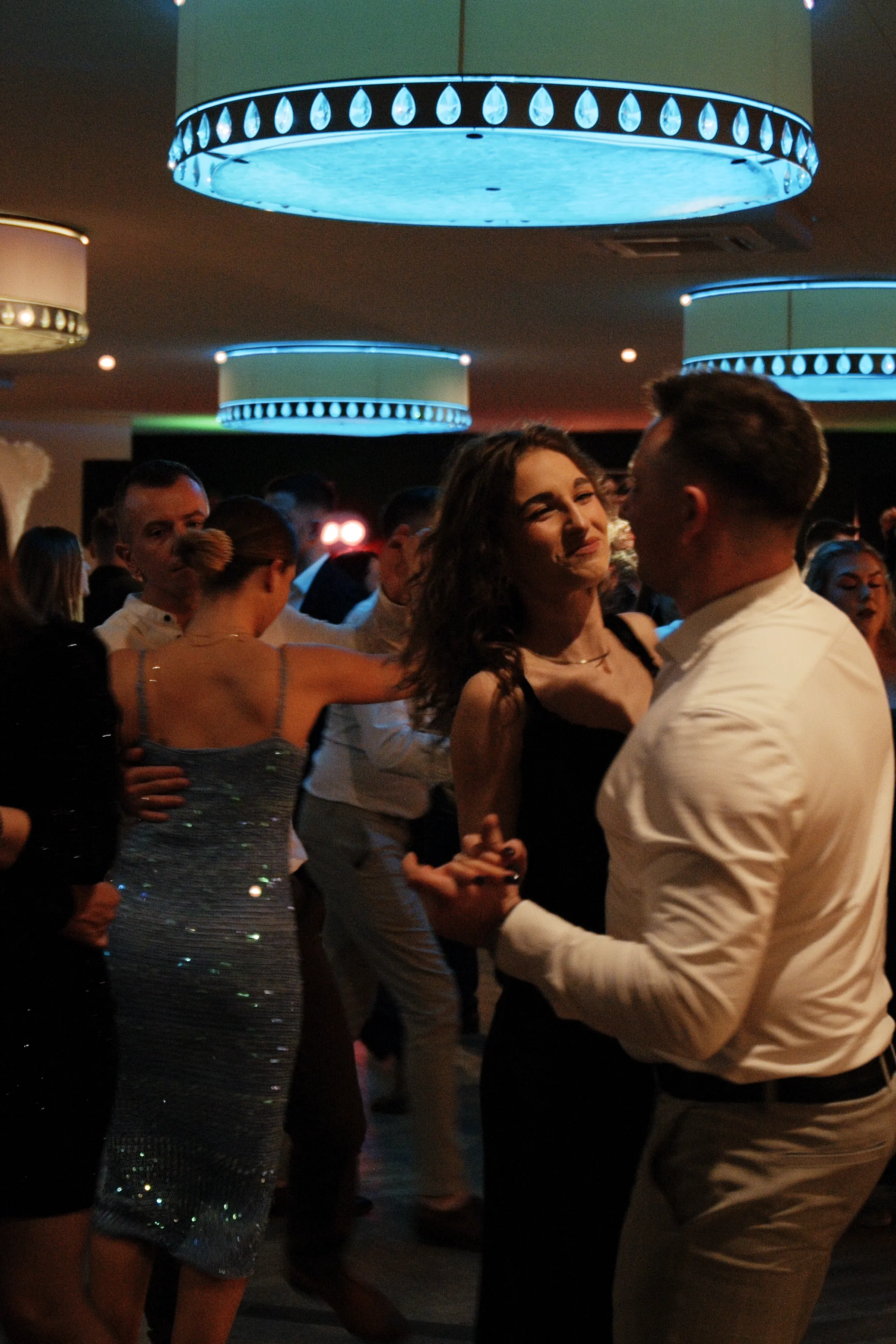 Ludzie tańczący podczas andrzejek w Gościńcu w Czuszowie