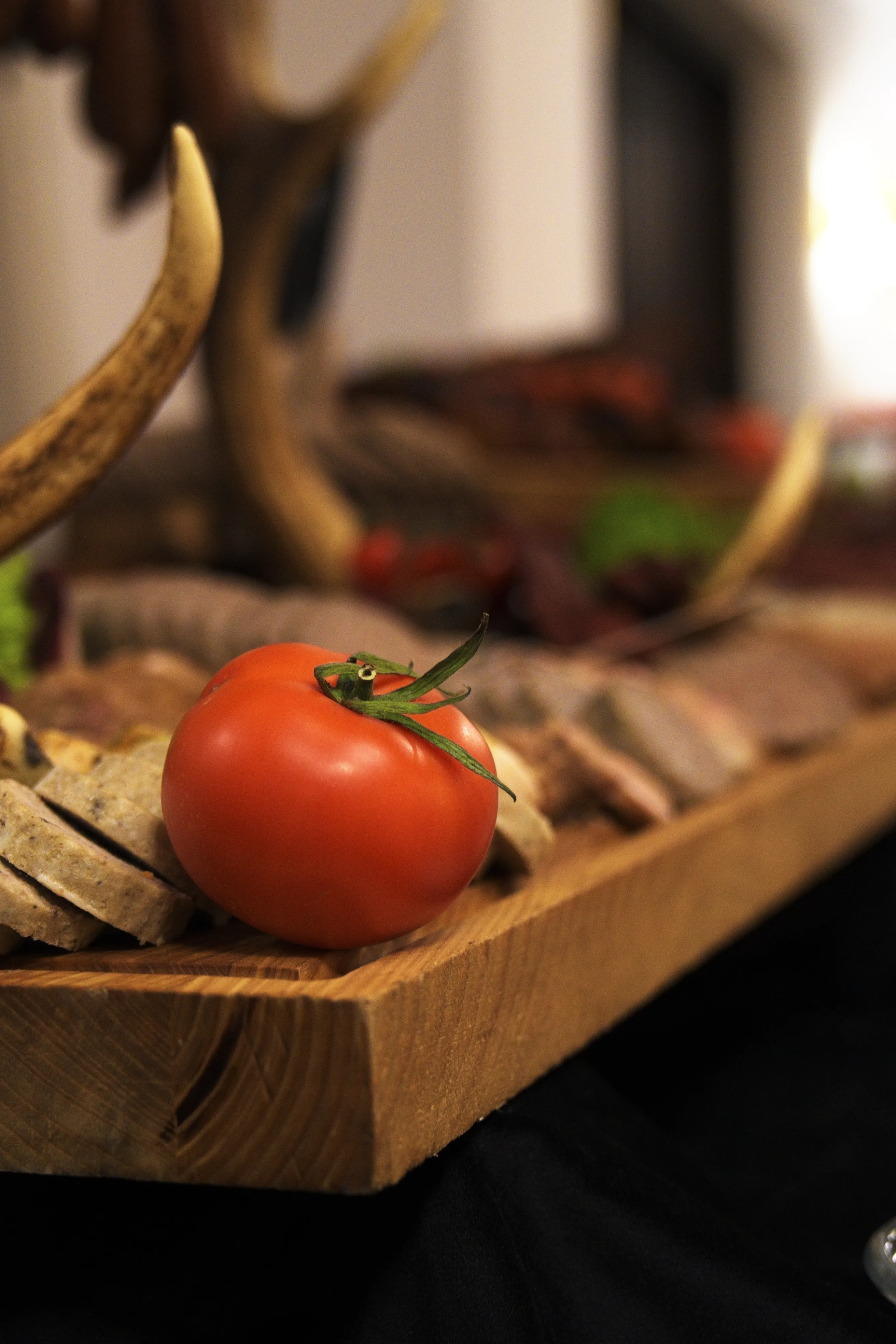 Pomidor położony na szwedzkim stole podczas Andrzejek organizowanych w Gościńcu w Czuszowie