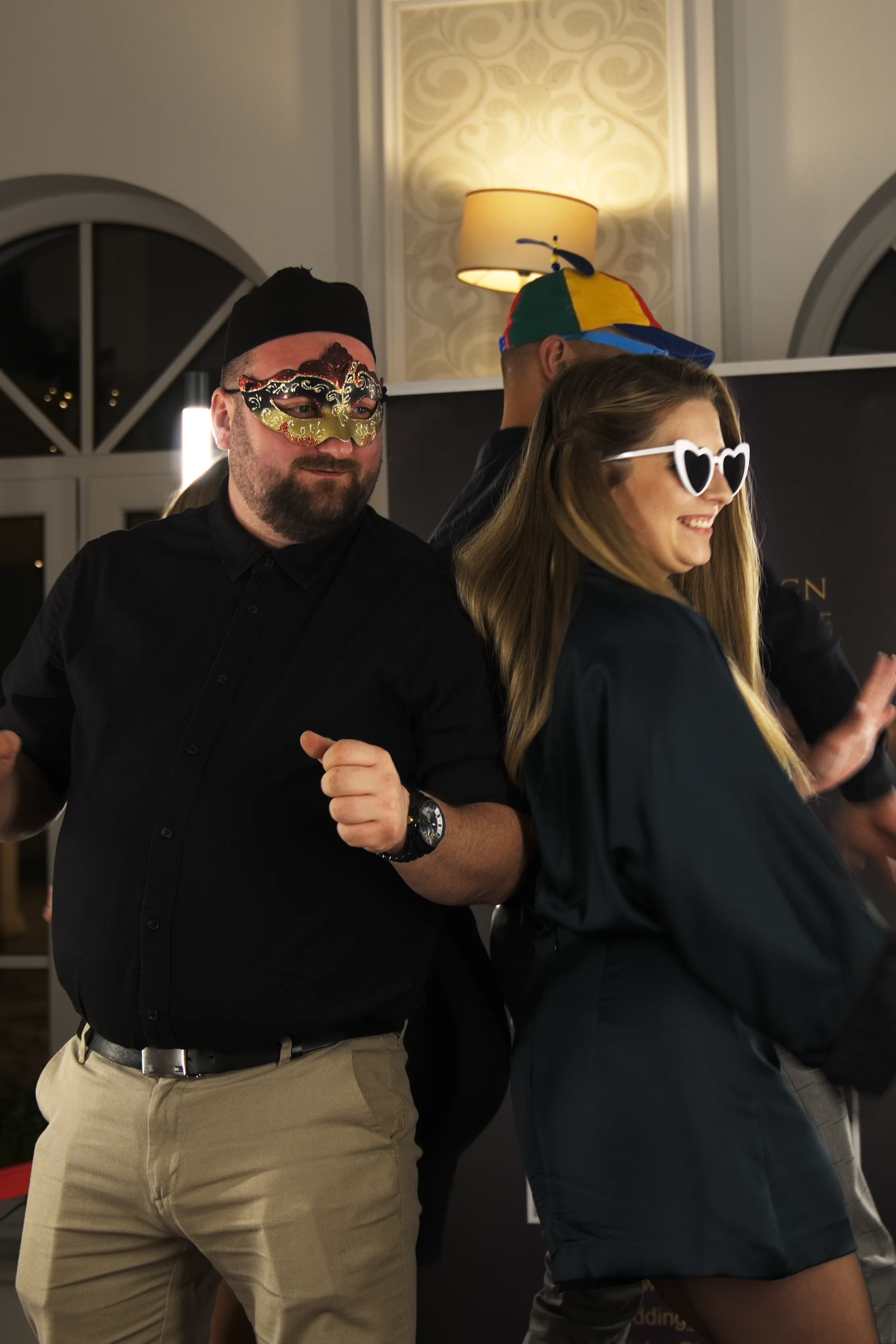 Przebrani goście podczas zabawy andrzejkowej korzystający z Fotobudki 360 w Gościńcu w Czuszowie