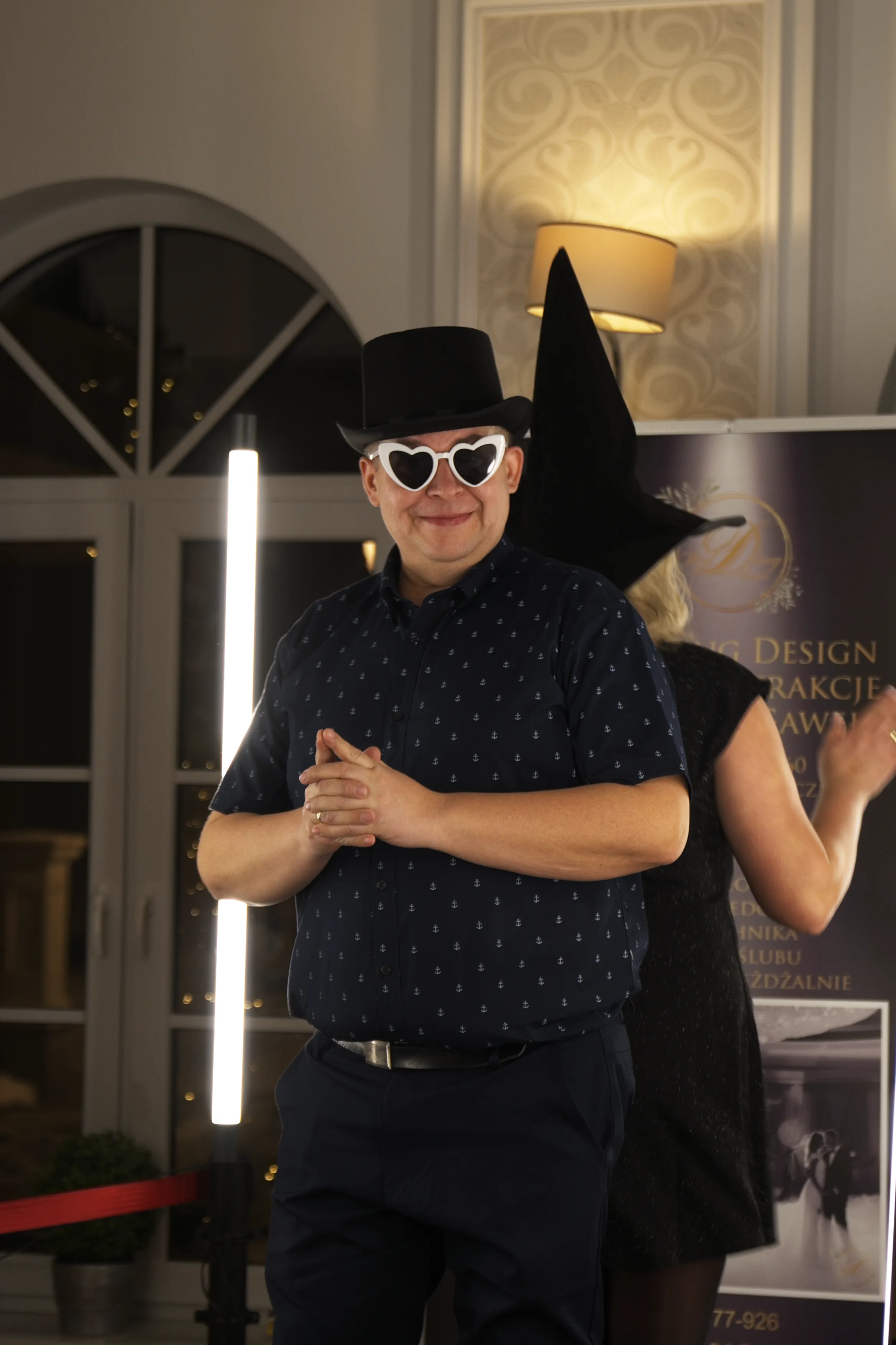 Przebrani goście podczas zabawy andrzejkowej korzystający z Fotobudki 360 w Gościńcu w Czuszowie