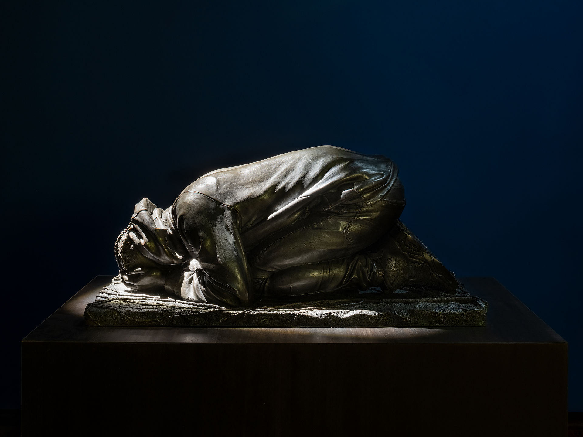 23 | Youth Mourning - Kehinde Willey, 2022 || bronze | edition of 3 + 1 AP | 36 x 81 x 42 cm 