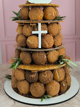 pâtisserie engagée localement, sur commande dans le Gard et Hérault. Pour un mariage, anniversaire, une occasions. Des pâtisseries, tartes, entremets, macarons, choux, cake design, pièce montée, layer cake, cup cake, biscuits, brioche.