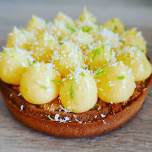 pâtisserie engagée localement, sur commande dans le Gard et Hérault. Pour un mariage, anniversaire, une occasions. Des pâtisseries, tartes, entremets, macarons, choux, cake design, pièce montée, layer cake, cup cake, biscuits, brioche.