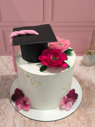 pâtisserie engagée localement, sur commande dans le Gard et Hérault. Pour un mariage, anniversaire, une occasions. Des pâtisseries, tartes, entremets, macarons, choux, cake design, pièce montée, layer cake, cup cake, biscuits, brioche.