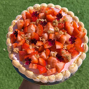 pâtisserie engagée localement, sur commande dans le Gard et Hérault. Pour un mariage, anniversaire, une occasions. Des pâtisseries, tartes, entremets, macarons, choux, cake design, pièce montée, layer cake, cup cake, biscuits, brioche