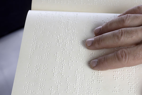 Saiba a importância da alfabetização em braille para os deficientes visuais