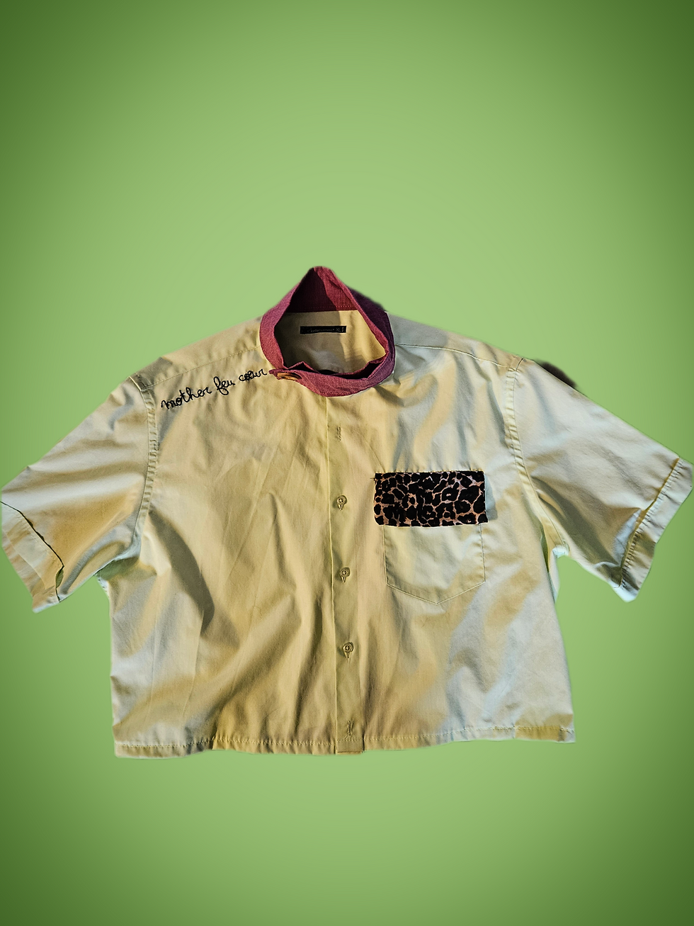 Chemise upcyclée brodée MOTHER FEU COEUR - pièce unique en broderie couleur framboise et citron et détails léopard