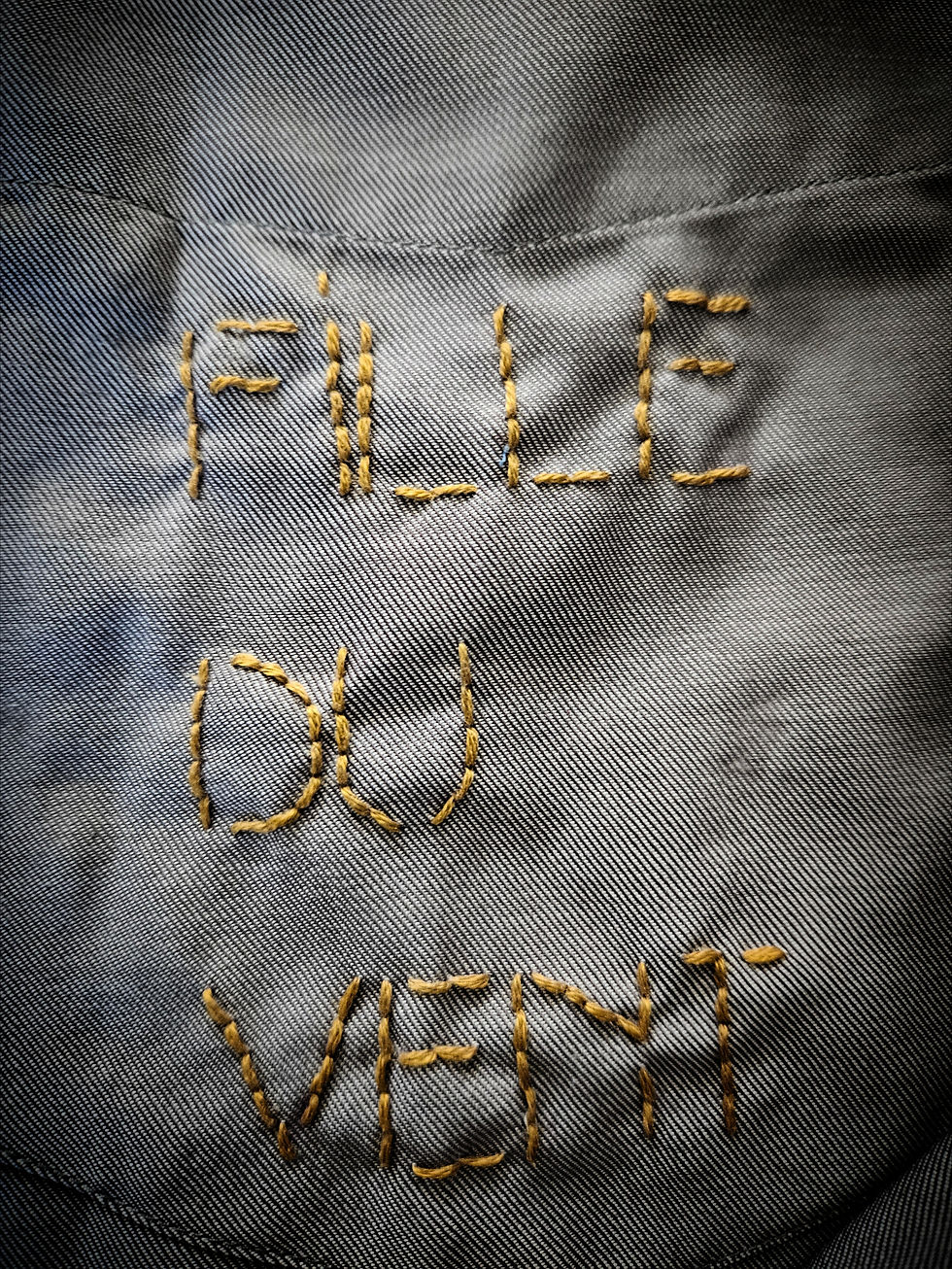 Miniature : Chemise vintage upcyclée - Broderie féministe - Pièce unique #8/9