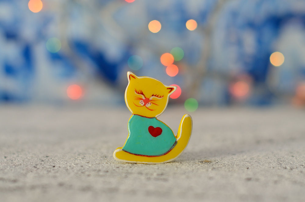 Брошка - Коте в жълто и зелено