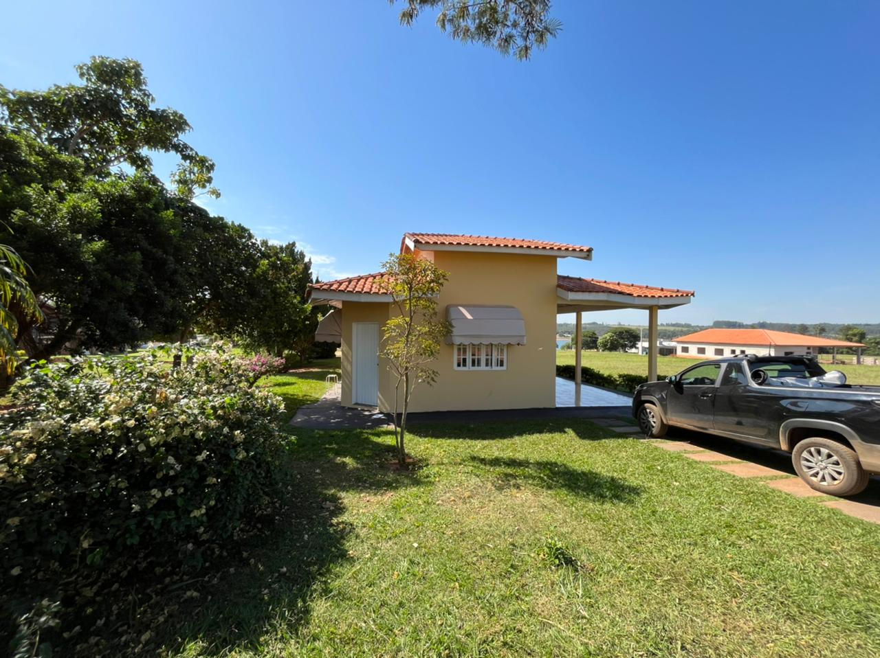 Casa térrea em loteamento fechado as margens da represa jurumirim