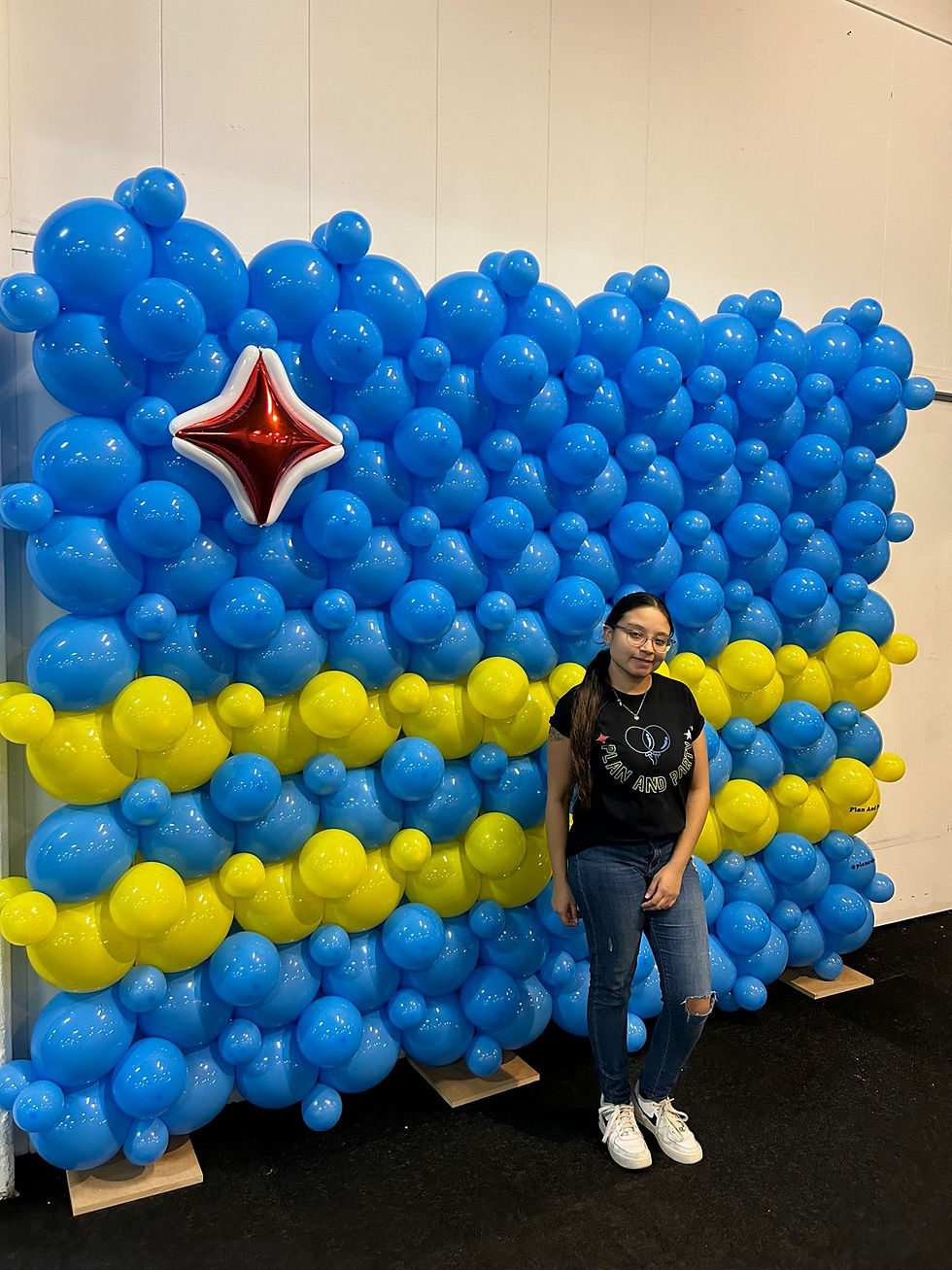 Aruban flag balloon wall