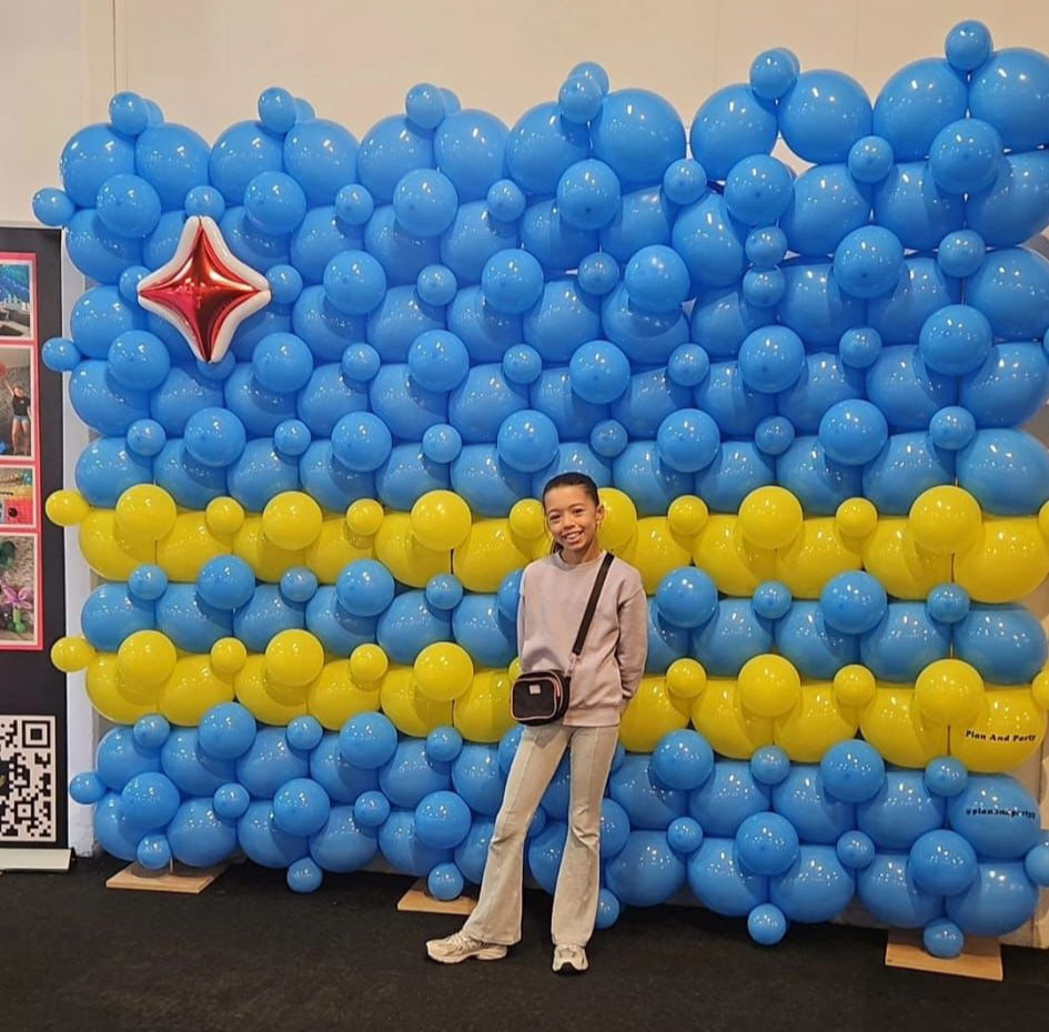 Aruban flag balloon wall