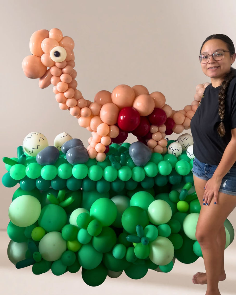 3D sculpture dinosaur balloon setup