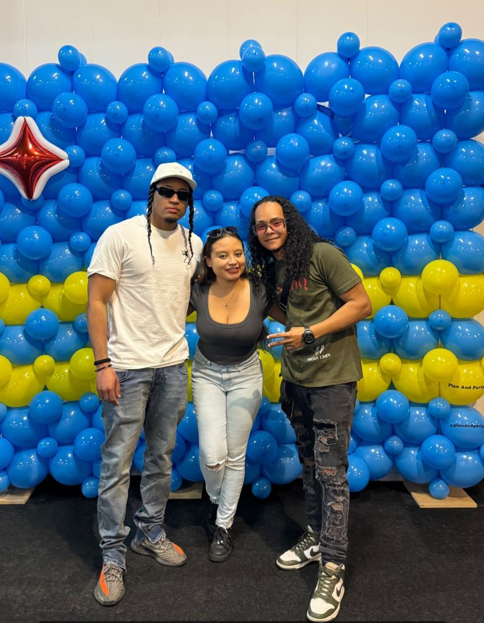 Aruban flag balloon wall