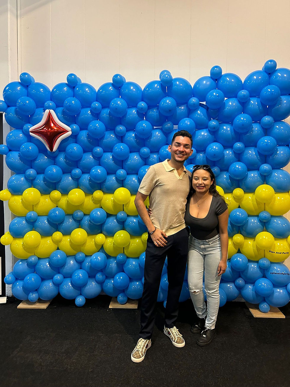 Aruban flag balloon wall