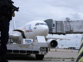 France: Vrais passeports français, faux porteurs, une filière d'immigration clandestine démantelée.