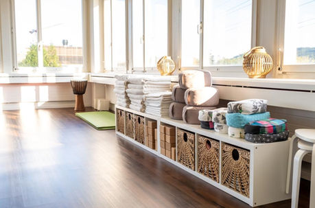 Yoga Raum mit Kissen und Matten