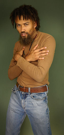 Elijah gold huggin himself pose