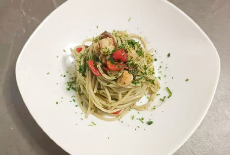 Spaghetti con capesante al nero di seppia