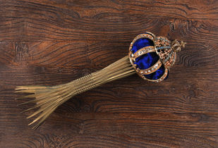 Cetro de oro medieval sobre fondo de madera