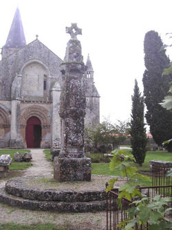 La croix Hosannière devant l'église