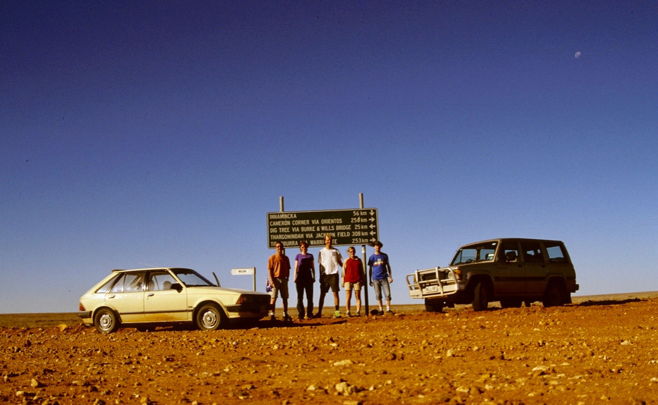 Ford Laser und Begleitfahrzeug