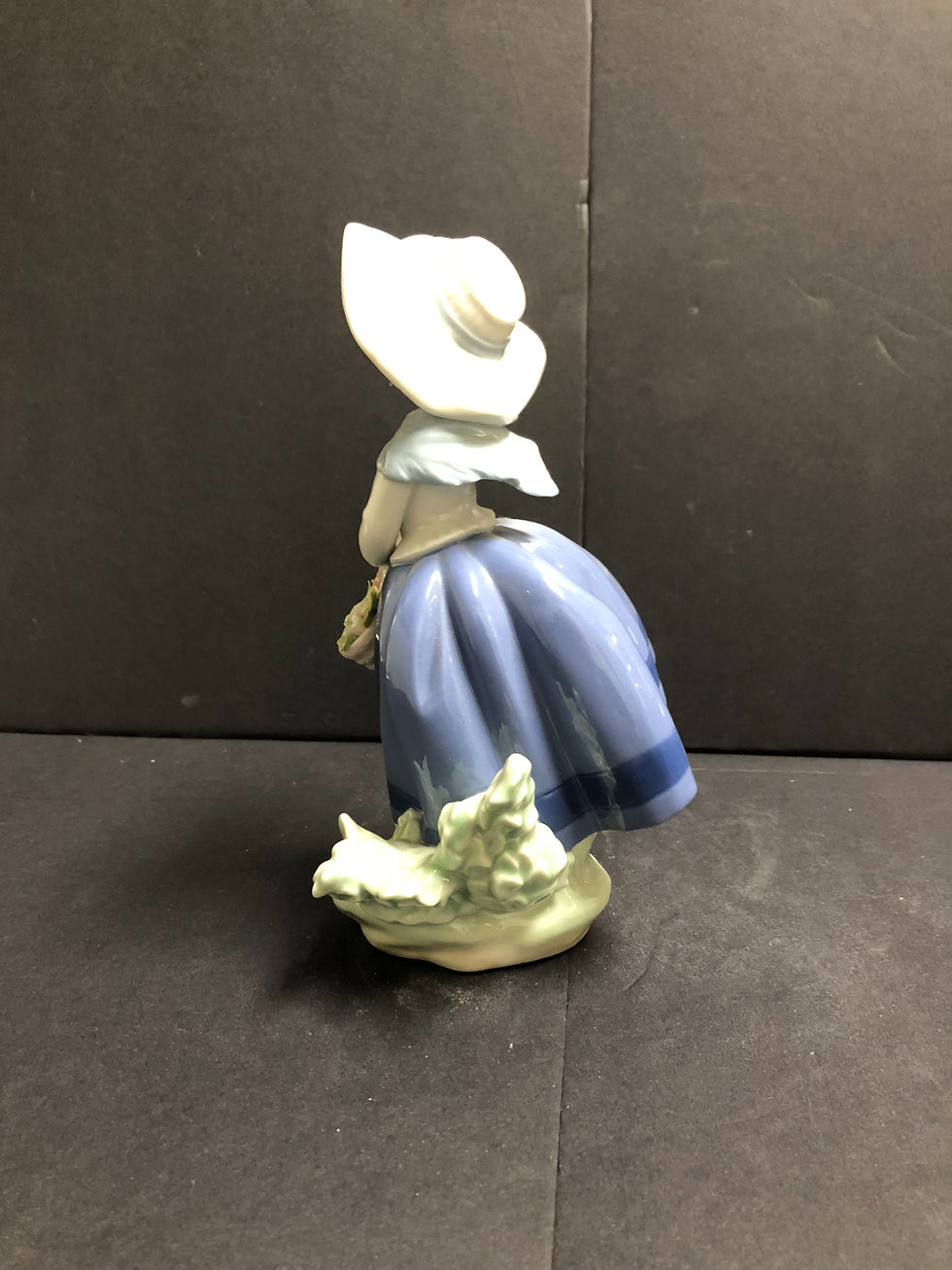 Thumbnail: Lladro, Pretty Pickings #5222