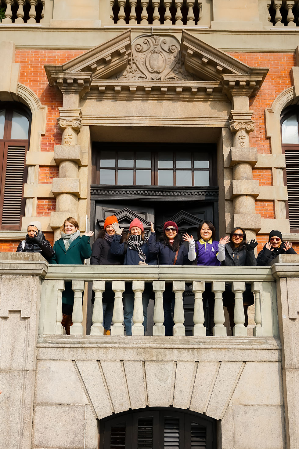 Singapore Tours_Private Tours_Tour Guide Helena with Guest at Raffles Hotel (1).avif