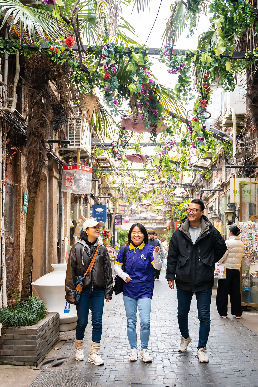 Singapore Tours_Private Tours_Tour Guide Helena with Guest at Raffles Hotel (1).avif