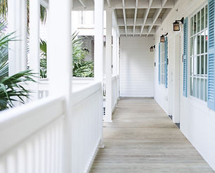 modern-white-timber-hampton-timber-style-home-balc-5EJ8CYU.jpg