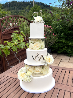 Mehrstöckige Hochzeitstorte Kusel St. Wendel – elegant und einzigartig mit Blumen