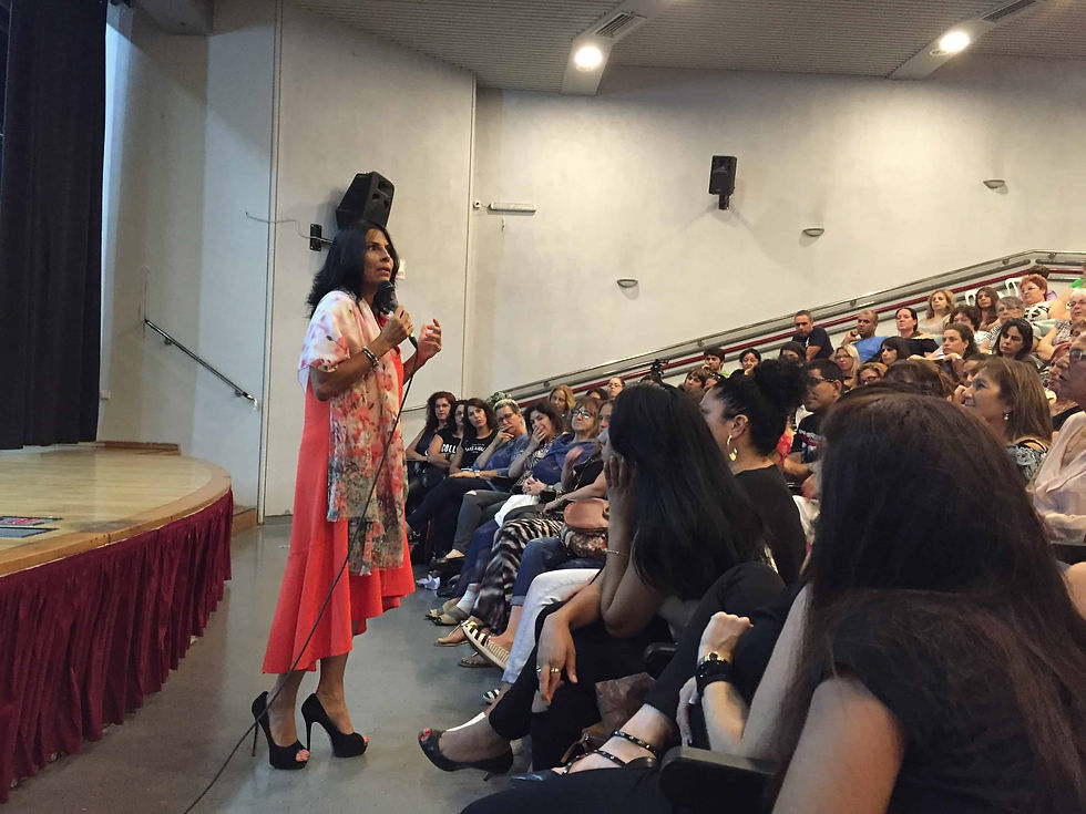 תמונה ממוזערת: ד"ר קרן אור חן בהרצאה