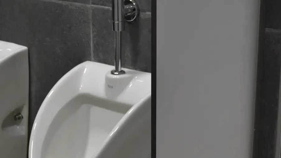 Separatoare pentru pisoare din HPL compact, instalate în grupul sanitar al Centrului Multifuncțional Carei