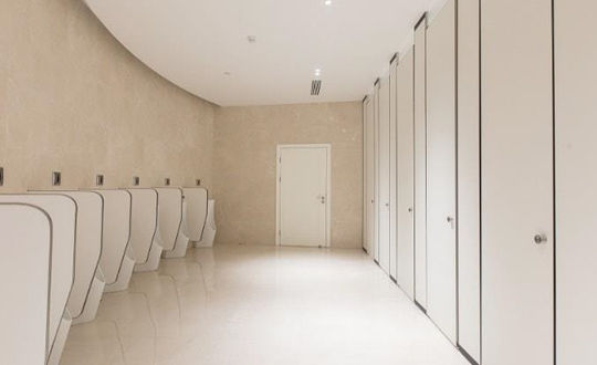 Plăci HPL compacte pentru compartimentări sanitare și cabine WC – soluții Monsena pentru spații comerciale