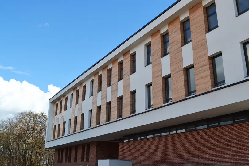 Placare fațadă fața cu panouri HPL rezistente la exterior, proiect Centrul Multifuncțional Carei