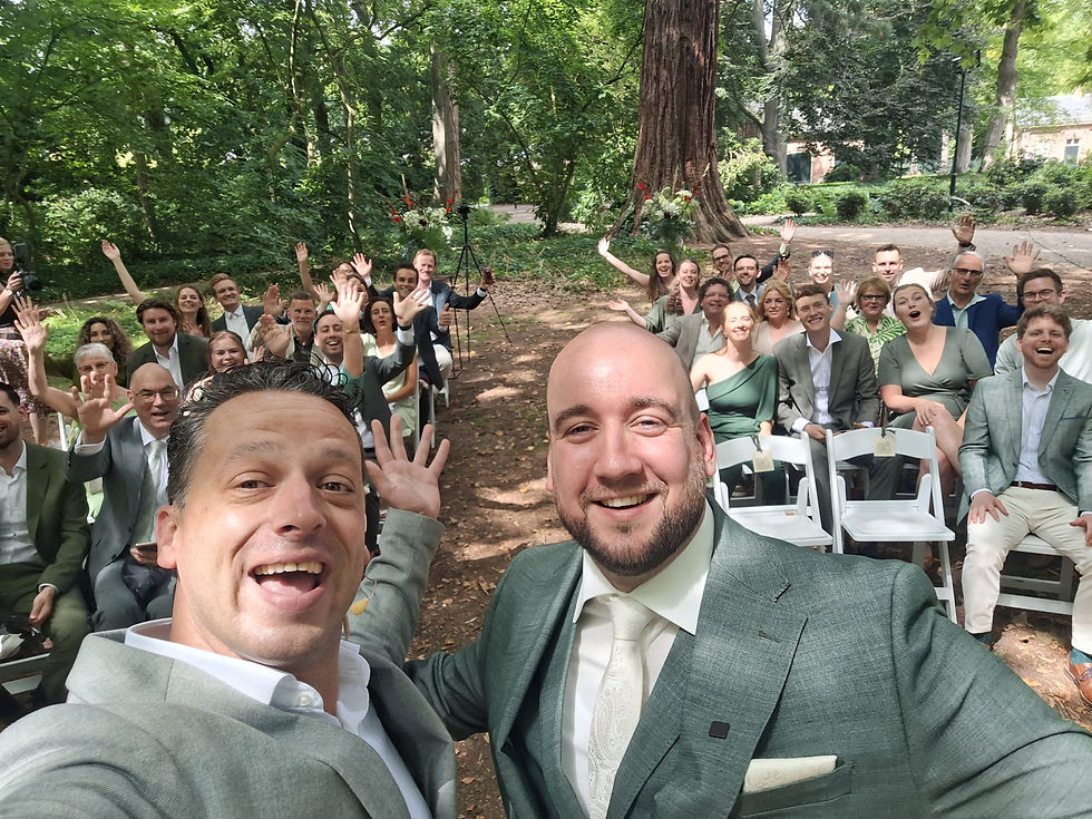 Alle gasten genoten van de trouwambtenaar met humor