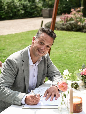 Persoonlijke trouwceremonie: zo maak je het écht jullie verhaal | Trouwambtenaar met humor