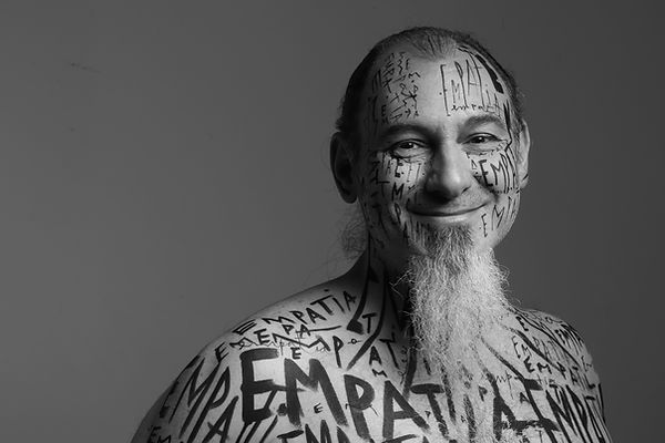 Foto final do Projeto Diversidades de Marcelo Bortolin, com a palavra “Empatia” pintada em seu corpo. Um homem branco, hétero, pai e católico, cuja experiência de vida reflete a importância de se colocar no lugar do outro. “Empatia” simboliza a capacidade de compreender e respeitar as diferenças, promovendo conexões mais humanas e uma convivência mais harmônica entre as diversas perspectivas da sociedade.