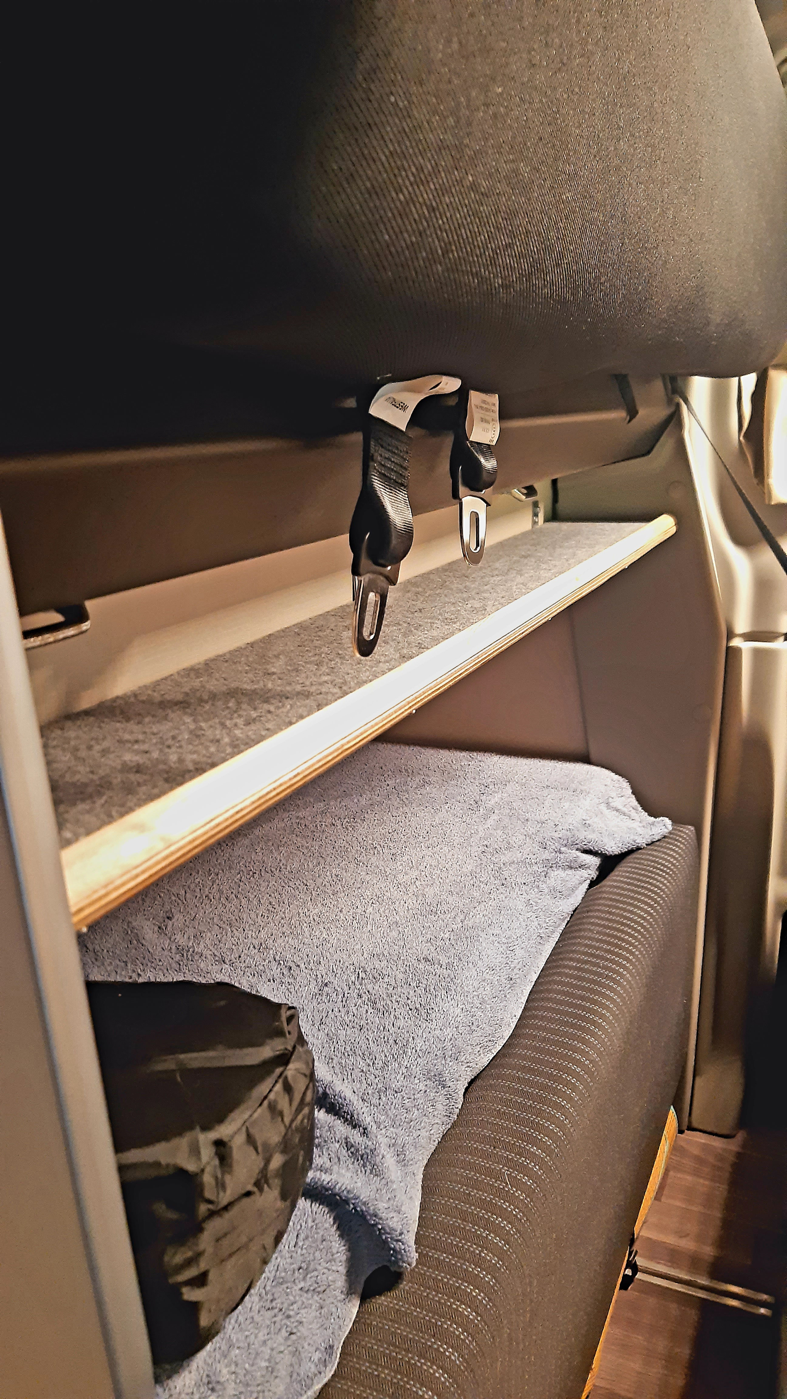 Ablage-Board hinter der Rücksitzbank oben