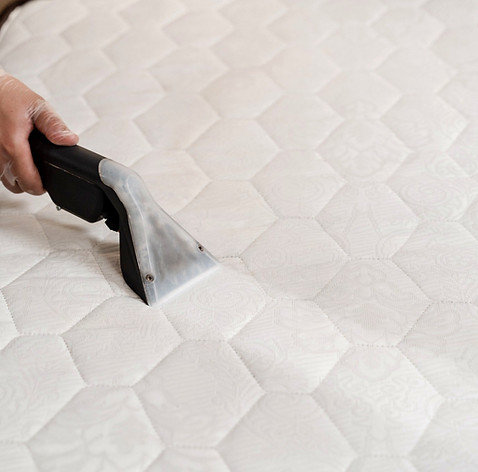 Nettoyage d’un matelas blanc avec une machine injecteur-extracteur. Service à domicile proposé par ProffiCleaner pour une hygiène impeccable.