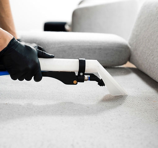 Nettoyage d’un canapé clair à l’aide d’un injecteur-extracteur professionnel. Service à domicile réalisé par ProffiCleaner.