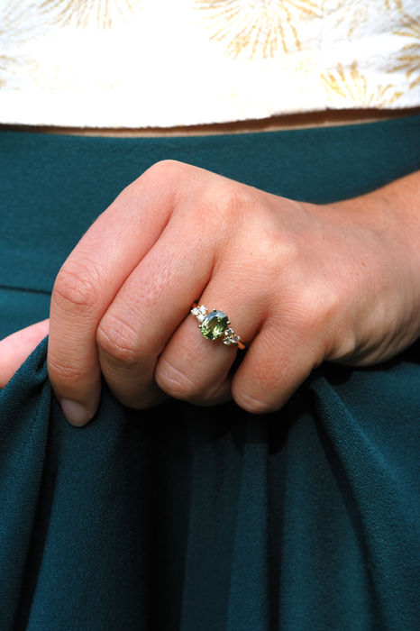 Bague de fiançailles saphir vert oval et diamants en quinconce