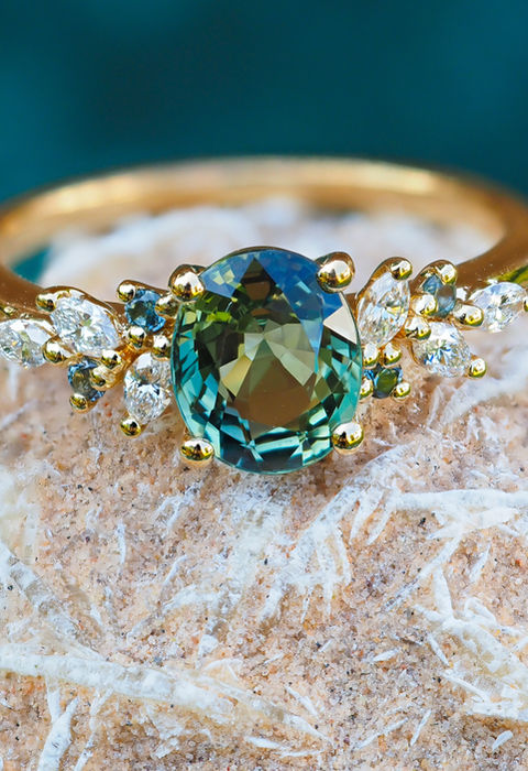 Celina saphir ovale vert, diamants marquises et saphir ronds vert pour rappeler la pierre centrale