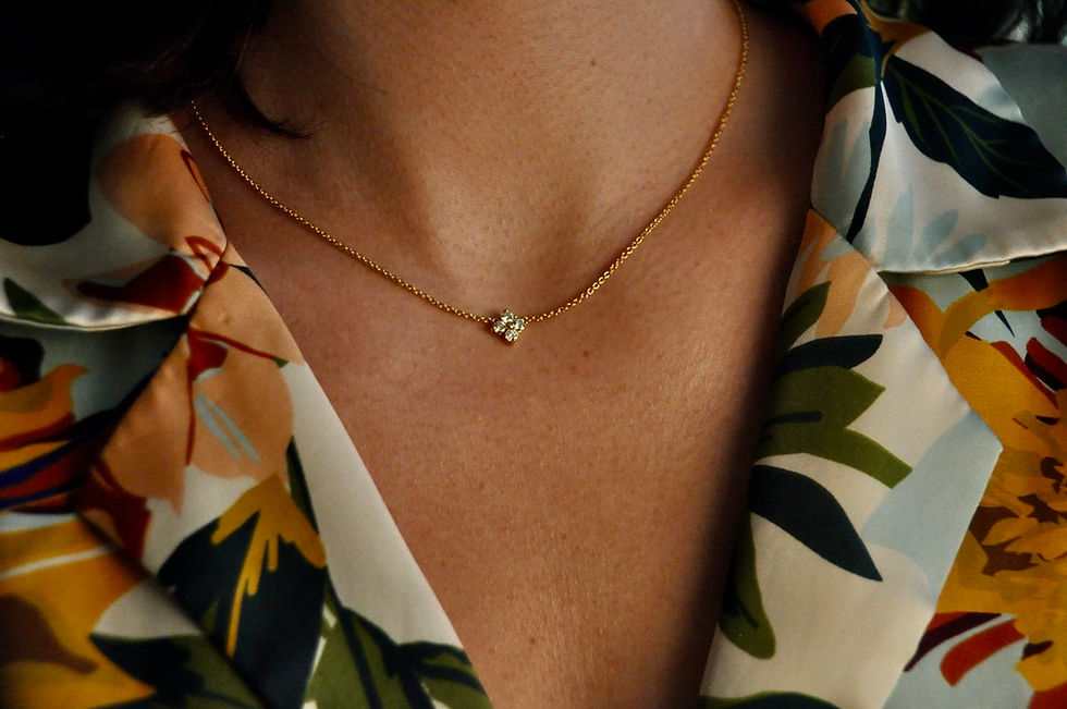 collier iris en or jaune 81k serti de 4 petits diamants ronds