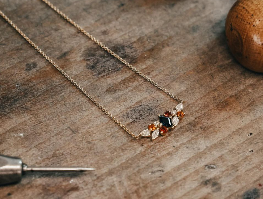 Collier en or jaune 18k serti d'un saphir bleu, de diamants, citrine et tourmaline orange
