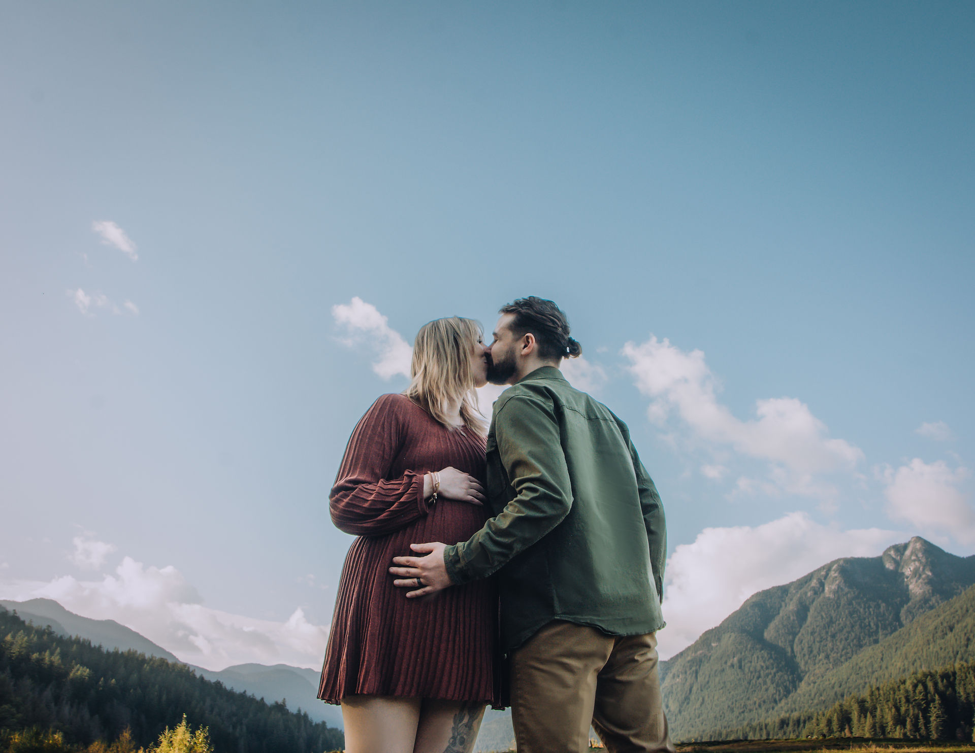 Maternity photoshoot with Mountains in the backdrop on a sunny day in North Vancouver