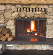 Rustikaler Kamin aus Stein mit Feuer darin als Symbol für die Rauhnächte und neue Samen zu pflanzen
