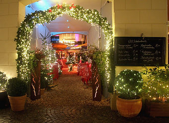 Café_Central_Weihnachtlicher_Innenhof_2017.jpg