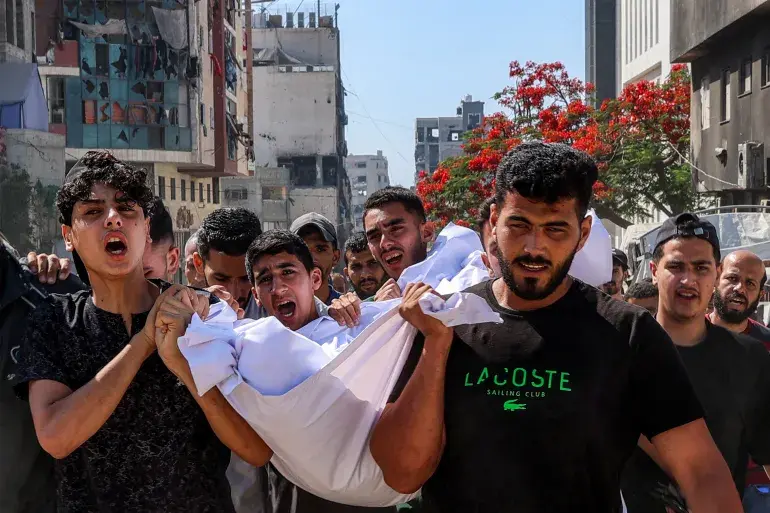 Mourners march with the body of a person who was killed following Israeli attacks on aid queues in northwestern Gaza, during a funeral near al-Shifa hospital in Gaza City on June 14, 2025 (Photo: Omar Al-Qattaa/AFP)