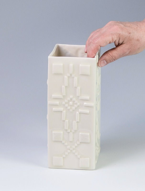 Thumbnail: Fâs Sgwâr Wen - White Square Vase
